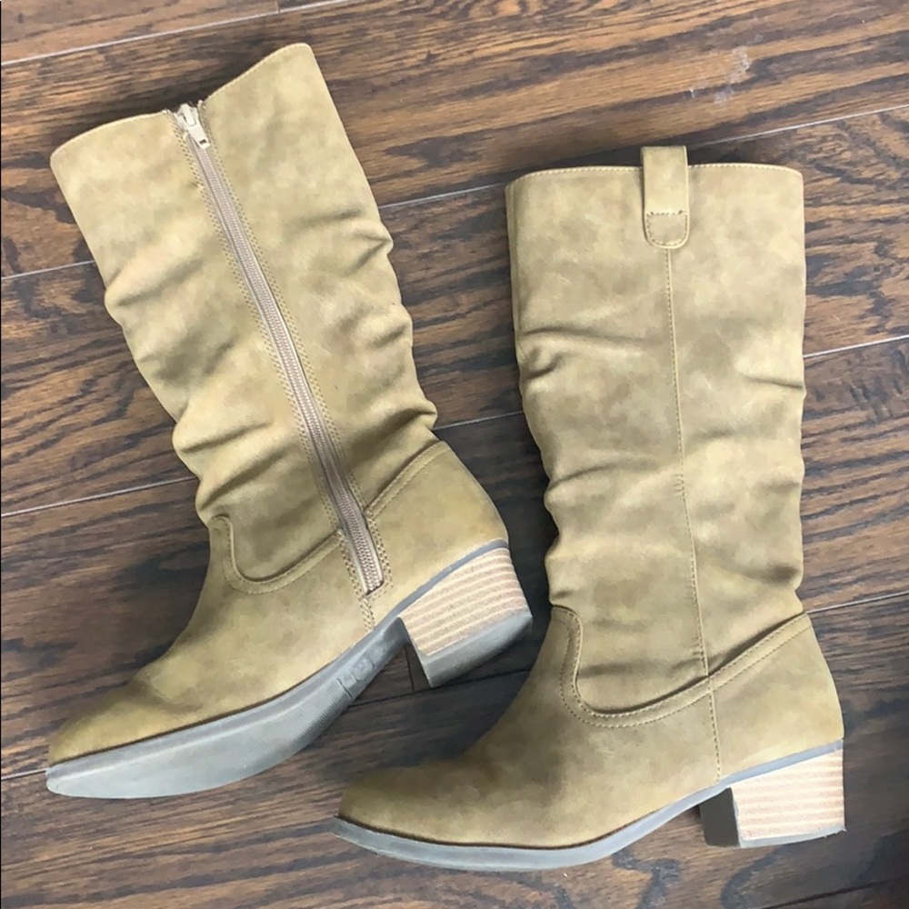Girls Brown Heeled boots 👢